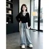 Sentido del Diseño 2026 Nuevo Estilo Mediano y Grande Niños Moda con Sentido del Diseño Chaqueta con Capucha de Dos Piezas Falsas Conjunto Casual de Dos Piezas Jeans