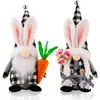 Decoração de Páscoa nova da Amazon, boneca sem rosto, coelho de pelúcia xadrez preto e branco segurando rabanete, par de ornamentos de anão
