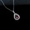 Pingente de Rubi Cultivado Zhou Hengfu Jewelry, Design de Gota Envolvente, Corrente para Clavícula em Prata 925, Joia Estilo Luxo Leve