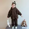Conjunto de ropa de estar para niña de forro polar coral con estampado floral, engrosado para abrigar, con capucha y cremallera, adecuado para usar en invierno y puede usarse como prenda exterior.