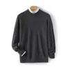 Suéter masculino simples de cashmere com gola redonda, gola alta discreta, corte solto e disponível em tamanhos grandes.