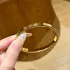 Pulseiras da Série Aço Titânio Não Desbota para Mulheres, Design de Fecho Moderno, Joias Populares de Celebridades da Internet, Joias Transfronteiriças Exquisitas Incrustadas com Diamantes Atacado