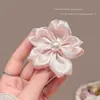 Pin Lateral Estilo Niche de Gama Alta con Pasador Rosa Flor de Cerezo, Pinza para el Cabello con Flor de Satén y Perla, Estilo Femenino y Suave, Accesorio para el Cabello