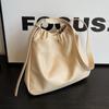 Bolso popular de este año para mujer de gran capacidad 2023 nueva moda bandolera mensajera versátil bolso cubo plisado texturizado