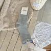 Calcetines acanalados de doble puntada estilo coreano con etiquetas de tela de color contrastante, longitud a media pantorrilla, calcetines holgados sin costuras de algodón puro para mujer para primavera y otoño, estilo casual moderno y versátil