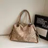Bolso de gran capacidad 2026 otoño nuevo bolso de hombro casual con tachuelas para viajes cortos y desplazamientos, bolso tote de moda
