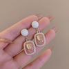 Pendientes pequeños y frescos de alta calidad con un toque de temperamento de nicho de amor con flores de resina rosa dulce de Corea del Sur.