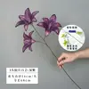 Flor de lirio simulada en 3D de tres cabezas, adecuada para arreglos florales caseros, decoraciones de bodas, paisajismo y como accesorio para sesiones de fotos de bodas.