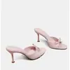 Pantuflas de tacón alto con lazo estilo francés para mujer, sandalias de tiras de tacón de aguja de verano en negro, rosa y blanco roto, adecuadas para usar al aire libre.