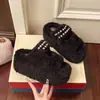 Zapatillas de felpa de suela gruesa para aumentar la altura de personas bajas para mujer, muy bonitas, estilo nuevo, otoño e invierno, zapatos negros para el hogar, zapatos peludos