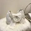 Bolsa de Axila Estilo Delicado com Laço, Corrente de Pérolas e Alça de Ombro Ajustável, Versátil para o Dia a Dia como Bolsa de Ombro ou Transversal