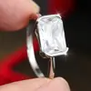 Anel Rongxing Retangular Clássico Simples com Pedra Brilhante para Mulheres, Aro Fino com Quatro Garras, Luxo Leve, Versátil para o Dia a Dia