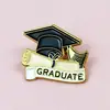 Broche Creativo Forma de Birrete de Licenciatura Temporada de Graduación Estudiantil Colgante Pequeño Decoración para Abrigo Mochila Insignia de Metal Venta al por Mayor