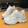 Zapatillas Casuales Versátiles para Mujer 2025 Primavera Nuevo Estilo de Malla Transpirable con Suela Gruesa y Aumento Oculto de Altura para Personas Bajitas
