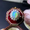 Venta Caliente en Vivo Estilo Nuevo Anillo de Ópalo Natural Imitación Lujoso Elegante Tesoro de Color Colgante Traje de Joyería Pendientes Collar