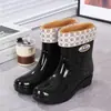 Botas de chuva estilo minimalista, de cano curto, com sola grossa, impermeáveis, da moda, de cano alto, para inverno, femininas, com sola grossa e duráveis