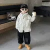 Casaco corta-vento acolchoado infantil para inverno com estampa de letras, estilo coreano, conjunto esportivo estiloso de duas peças para crianças, adequado para crianças pequenas e médias, para e-commerce transfronteiriço