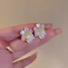 Pendientes Geométricos de Perla Dulces y Lindos, Lujo Ligero y Diseño de Nicho de Alta Gama, Pendientes de Flor, Pendientes Pequeños y Exquisitos para Mujer