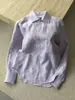 Camisa elegante e delicada de linho puro na cor roxo taro para mulheres, estilo fino para o início do outono, com colarinho de lapela, um bolso, mangas compridas, proteção solar e uso confortável