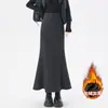 Saia Longa de Lã com Forro de Fleece para Mulheres 2026 Outono e Inverno Novo Estilo Cintura Alta Efeito Emagrecedor e Caimento Fluido Linha A Moldando o Quadril Saia Longa A9281
