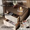 Mesa de cabeceira de madeira maciça, novo modelo 2026, para uso doméstico, estilo minimalista italiano, tamanho pequeno, design de luxo leve e uma sensação de alta qualidade