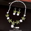 Conjunto de colar com pingente de flor de zircônia e brincos, luxo leve e moda de alta qualidade, joias de design europeu e americano requintadas e versáteis para mulheres