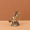 Adorno de Caballo Zodiacal de Latón: Una pequeña figura de caballo que simboliza riqueza instantánea y prosperidad