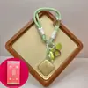 Regalo de Moda Paz y Alegría Llavero para Teléfono Móvil Colgante para Bolso Dibujo Animado Joyería Creativa Set de Caja de Regalo de Gama Alta