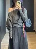 Camiseta negra de manga larga con rayas estilo coreano, hombros descubiertos, para mujer, perfecta para principios de otoño, chic y elegante, una preciosa blusa holgada
