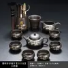 Juego de té de arcilla púrpura con diseño de bambú dorado, que incluye una tetera y tazas de servicio para uso doméstico, con un asa para prevenir quemaduras y asegurar la distribución uniforme del té