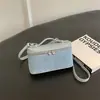 Bolso versátil y minimalista para mujer, nueva colección otoño 2026, con acabado mate, textura de alta calidad y colores contrastantes, diseñado como bolso de hombro o bolso cruzado