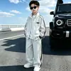 Terno Infantil Primavera e Outono 2026 Novo Estilo Bonito Fashion Streetwear Jaqueta Conjunto Esportivo Duas Peças Infantil Tendência Cool