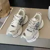 Novos tênis de malha respirável com sola grossa para mulheres baixinhas, sapatos casuais esportivos versáteis com sola macia 2026, tênis estilo "dad shoes" para mulheres