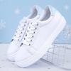 Zapatos blancos 2024 otoño nuevos zapatos casuales de estudiante coreano zapatos de tabla de tacón plano con cordones zapatos deportivos al por mayor comercio exterior