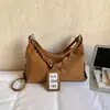 Bolso cruzado de nicho a la moda para mujer, nuevo modelo de primavera, bolso de hombro simple para el día a día, bolso tipo cubo casual versátil de alta gama
