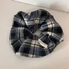 Goma para el pelo scrunchie de tela suave con estampado de cuadros marrones para mujer, estilo universitario de otoño e invierno, para moño grande, accesorio para el pelo, modelo nuevo