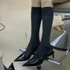 Primer Encuentro con las Nuevas Sandalias de Mujer Primavera/Verano 2026 con Tiras Traseras, Tacón Alto Negro Bajo, Estilo Punta Fina de Tacón Medio
