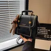Bolsa de Crowdsourcing Pequena com Senso de Design Feminina 2024 Mochila Versátil Portátil Estilo Coreano Mochila Escolar Mochila de Viagem Retrô