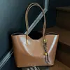 Bolsa de Grande Capacidade Feminina Retro Versátil 2025 Nova Casual Textura Popular Deste Ano Bolsa de Ombro Bolsa Tote para o Dia a Dia