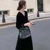 Vestido Preto Curto Inspirado em Hepburn, Estilo Francês, para Mulheres, Outono e Inverno, Vestido Preto de Veludo de Comprimento Médio com Decote V