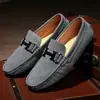 Mocassins masculinos de couro genuíno fosco para venda quente em transmissões ao vivo transfronteiriças, sapatos casuais britânicos para jovens, versáteis, sola macia, modernos