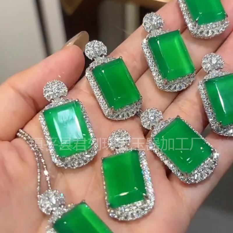 玉髓无事牌吊坠