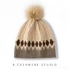 Gorro de Punto Casual Cálido y de Moda de Cachemira 2026 Otoño e Invierno Nuevo para Mujer de Alta Gama con Bloques de Color, Patrón Retorcido en Forma de Diamante y Pompones