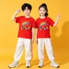 "Corre, Joven" uniforme para clase de actividades infantiles, conjunto de camisetas deportivas de manga corta para día deportivo de escuela primaria con rayas de colores y pantalones largos blancos, moderno