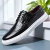 Zapatos Casuales de Cuero Brogue Británico Tallado para Hombre Patrón de Cocodrilo Suela Gruesa Zapatos de Tabla Versátiles para Negocios Suela Suave Zapatos Individuales Transfronterizos