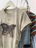 Camiseta Tie-Dye Borboleta Manga Curta para Mulheres, Novo Design Verão 2026, Top Curto Slim-Fit que Marca a Cintura