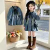 Roupas infantis vestidos para meninas jeans poá com cadarço corte justo vestidos que marcam a cintura 26 Primavera/Outono novos estilos exportação direta da fábrica