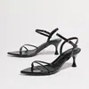 Sandálias femininas de salto alto com tira fina, fornecimento de presentes para comércio exterior, sapatos elegantes de salto baixo kitten heel para primavera/verão, sapatos femininos de salto taça