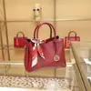 Bolsa Tote Vermelha Texturizada de Luxo para Mulheres, Nova Bolsa Versátil para Casamento de Noiva, Nova Bolsa de Mão Estilo Chinês, Bolsa de Mãe, Tendência