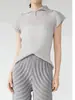 Camiseta de Manga Corta Plegada a Mano para Mujer Miyake Diseño de Nicho Verano Nuevo Cuello Semiabierto Top de Plisado de Alta Gama